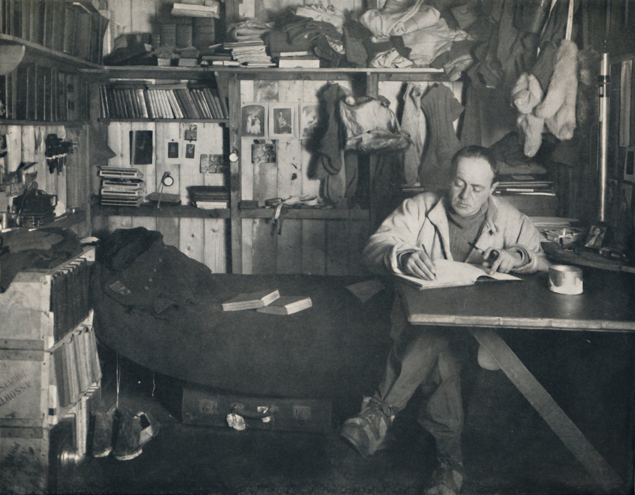 スコット船長、エヴァンス岬の小屋での日記の執筆、1911年、1914年。 作： ハーバート・ポンティング