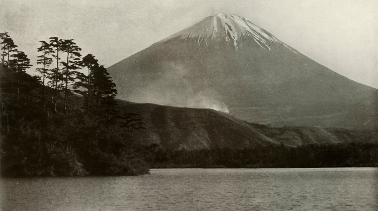 Fuji from Nishi-No-Umi, 1910.  作： ハーバート・ポンティング