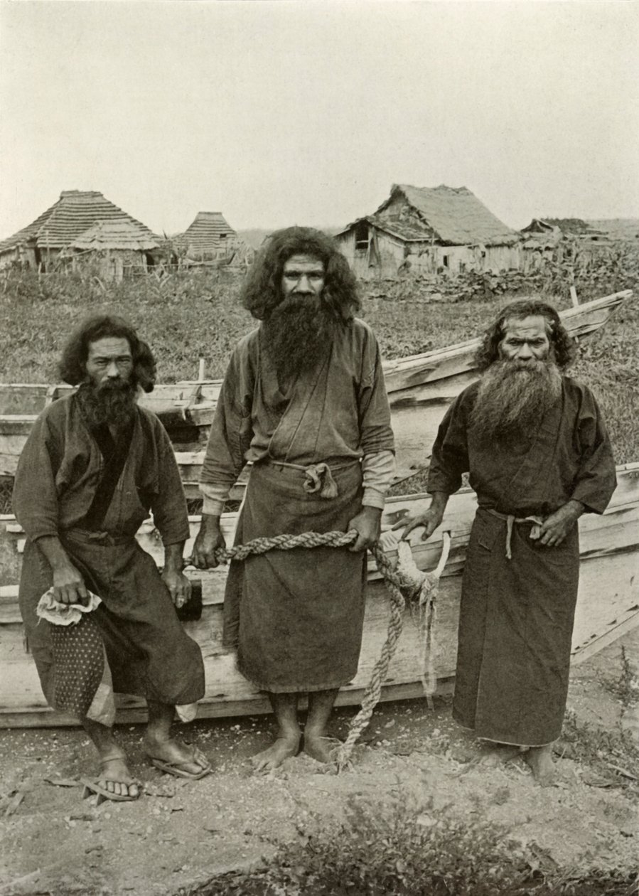 紺野八武、センターの狩人と二人のアイヌ漁師、1910年。 作： ハーバート・ポンティング