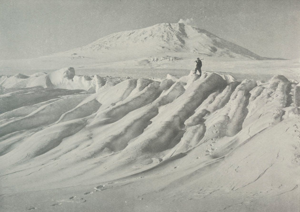 1913年10月、1913年10月、水に覆われた氷山の上のエレバス山 作： ハーバート・ポンティング