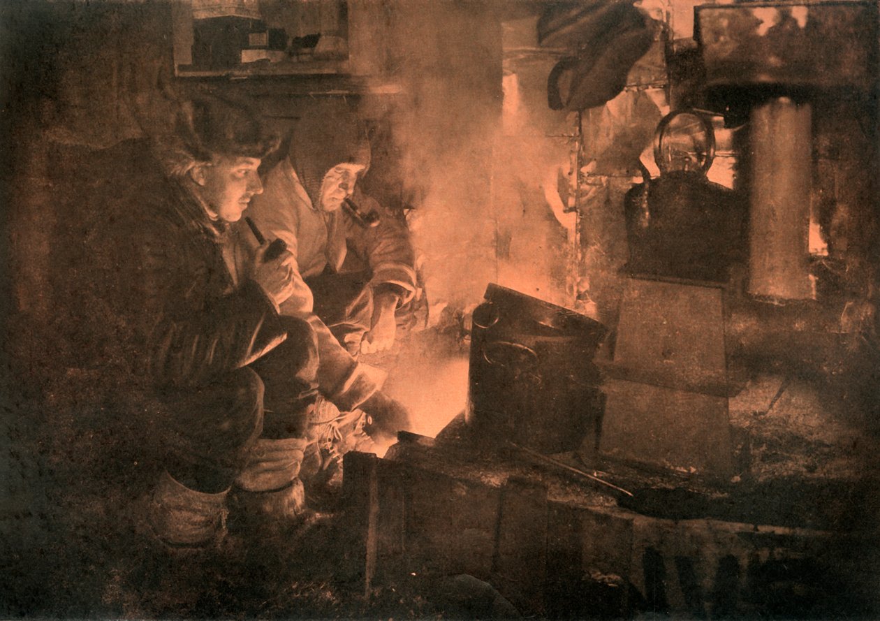 厩舎のブラバーストーブでのオーツとミアーズ、1911年、1913年 作： ハーバート・ポンティング