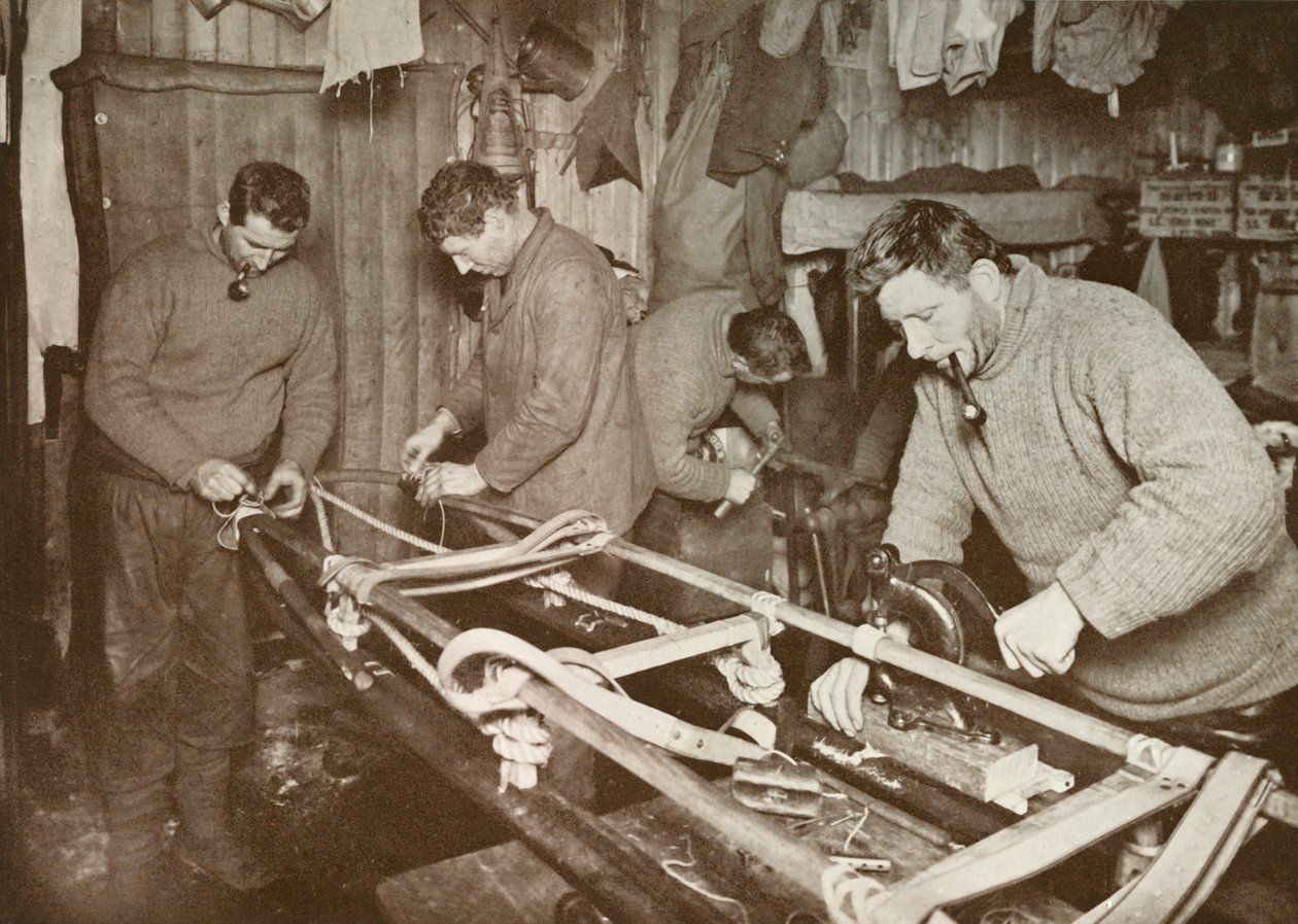 Polar Journey Crean、Forde、Lashly、PO Evans、c1911、1913のそりの準備。 作： ハーバート・ポンティング