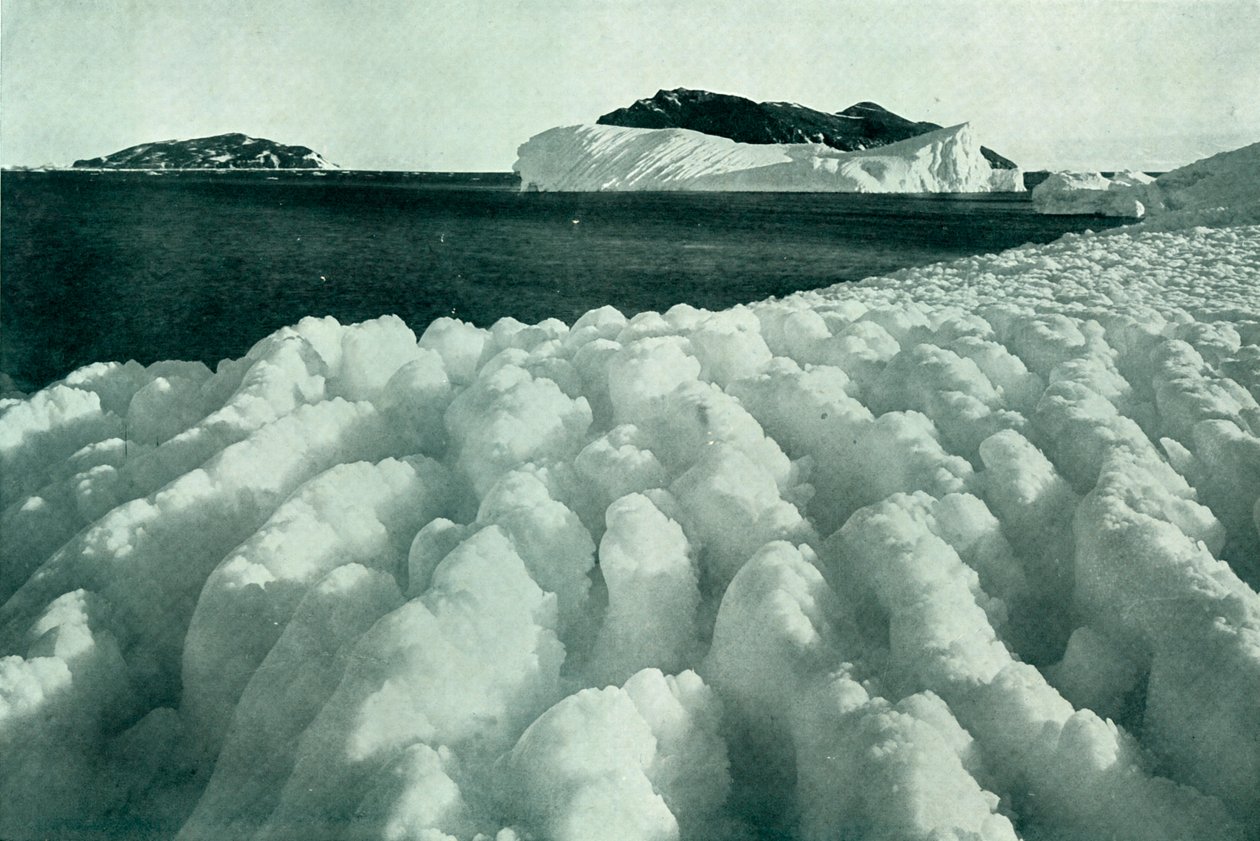 吹雪の後で氷の尾根をスプレーする、c19101913、1913。 作： ハーバート・ポンティング
