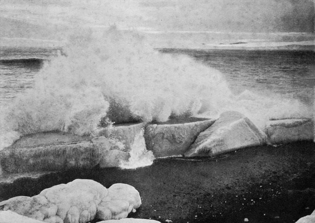 ケープエバンスでの孤立した氷に対するサーフィンブレイク、c19101913、1913 作： ハーバート・ポンティング