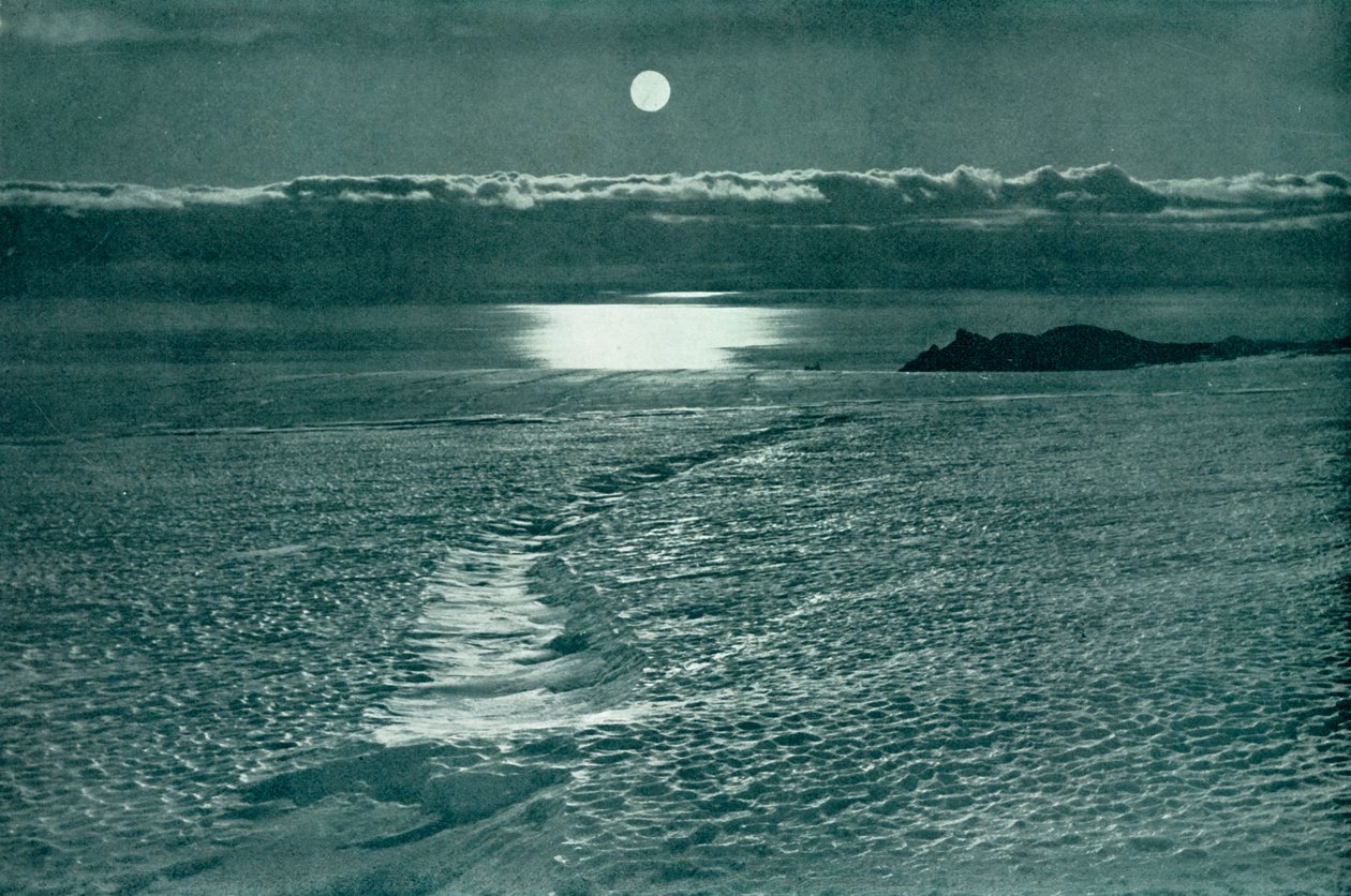 バーン氷河：細い雪橋のあるクレバス、c19101913、1913。 作： ハーバート・ポンティング