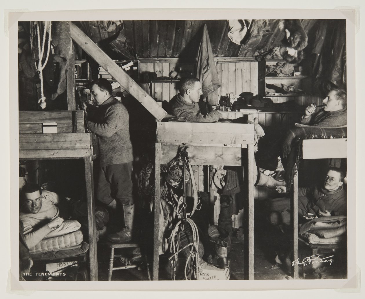 テラノヴァ遠征（1910-13年）から南極点までの長屋（臭化物プリント） 作： ハーバート・ポンティング