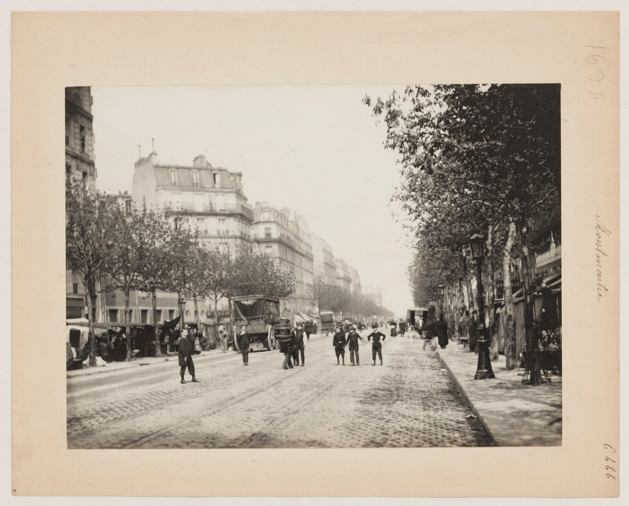 パリのモンマルトルの通り、1890年頃（写真） 作： ヒポリテ・ブランカード