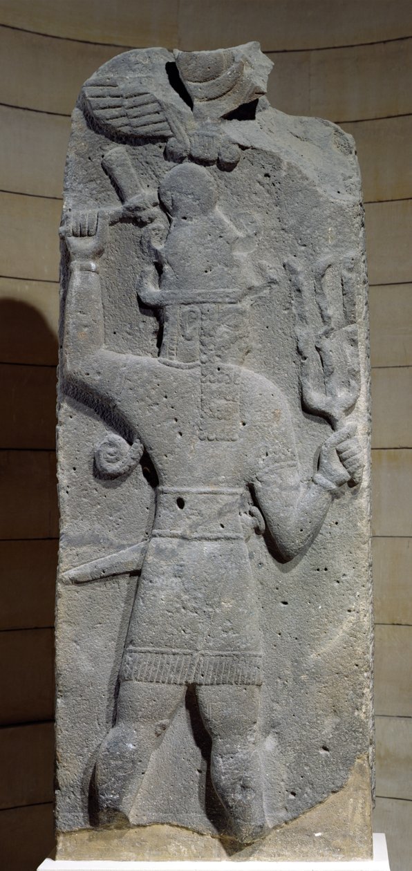シリアの嵐の神テシュブのステラ、シリアのテル・アフマール（玄武岩） 作： ヒッタイト