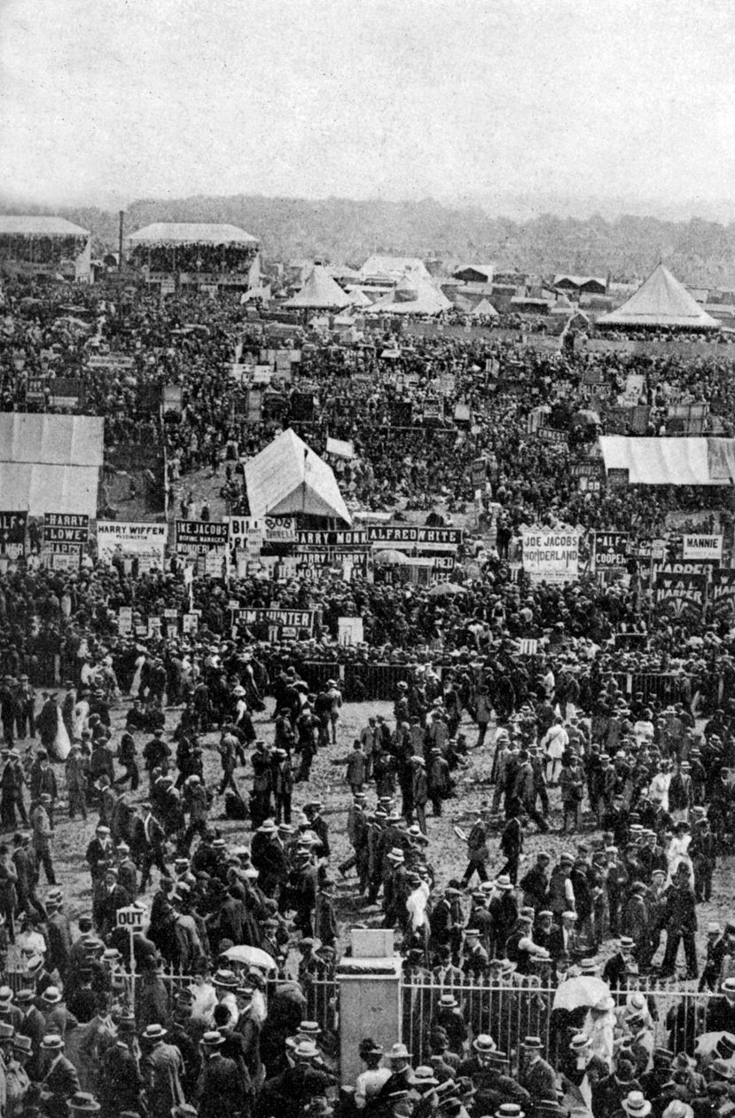 ダービーの日の群集、エプソムダウンズ、サリー、c1922 作： ホレス・ウォルター・ニコルズ