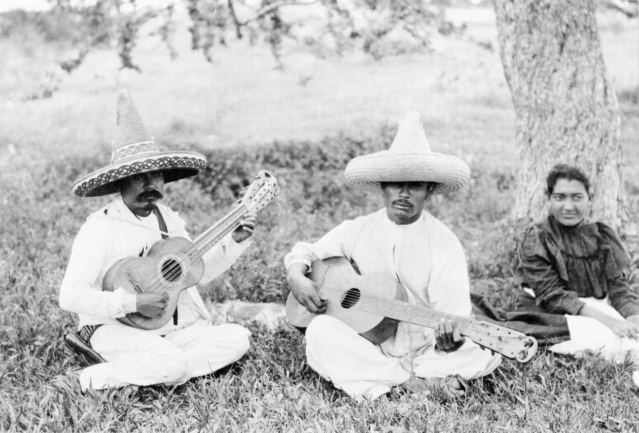 ギターを演奏するメキシコ人ミュージシャン、1920年頃（モノクロ写真） 作： ウーゴ・ブレーメ