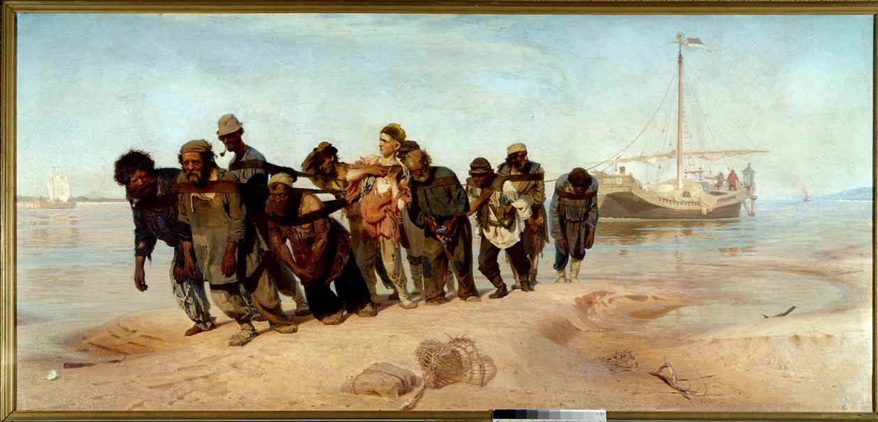 ヴォルガの舟曳き。ロシアで男たちの一団が水から舟を引き上げる
