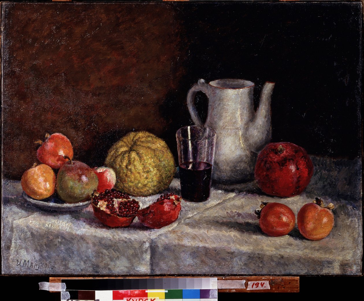 ザクロのある静物。 Ilya Ivanovich Mashkov (Ilia Mashkov, Matchkov) (1881-1944) による絵画、キャンバスに油彩、1930 年後半。 20 世紀のロシア美術、ソビエト美術。 地域 A. デイネカ アート ギャラリー、クルスク (ロシア)。 作： イリヤ・イワノビッチ・マシュコフ