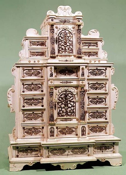 金、銀、真珠をはめ込んだ引き出し付きのキャビネット、1670年頃（象牙彫刻） 作： インドの学校
