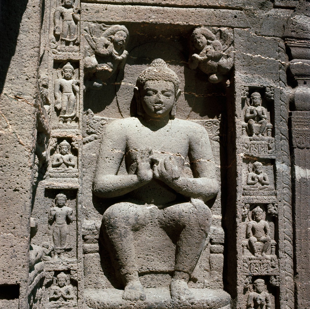 ブッダ、洞窟の中の彫刻された彫像 19 作： インドの学校