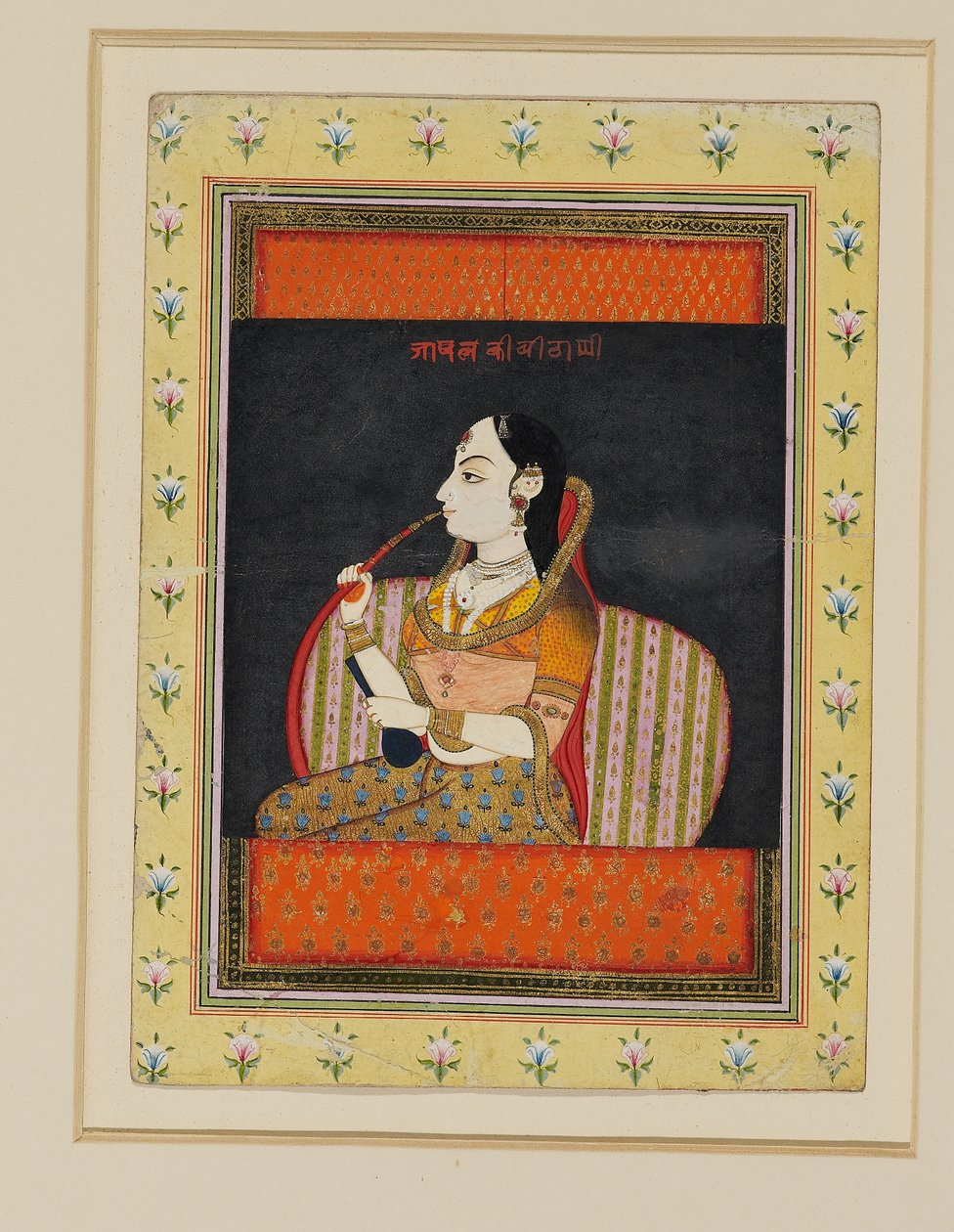 ジャロカの窓に飾られた女性の胸像 作： インドの学校