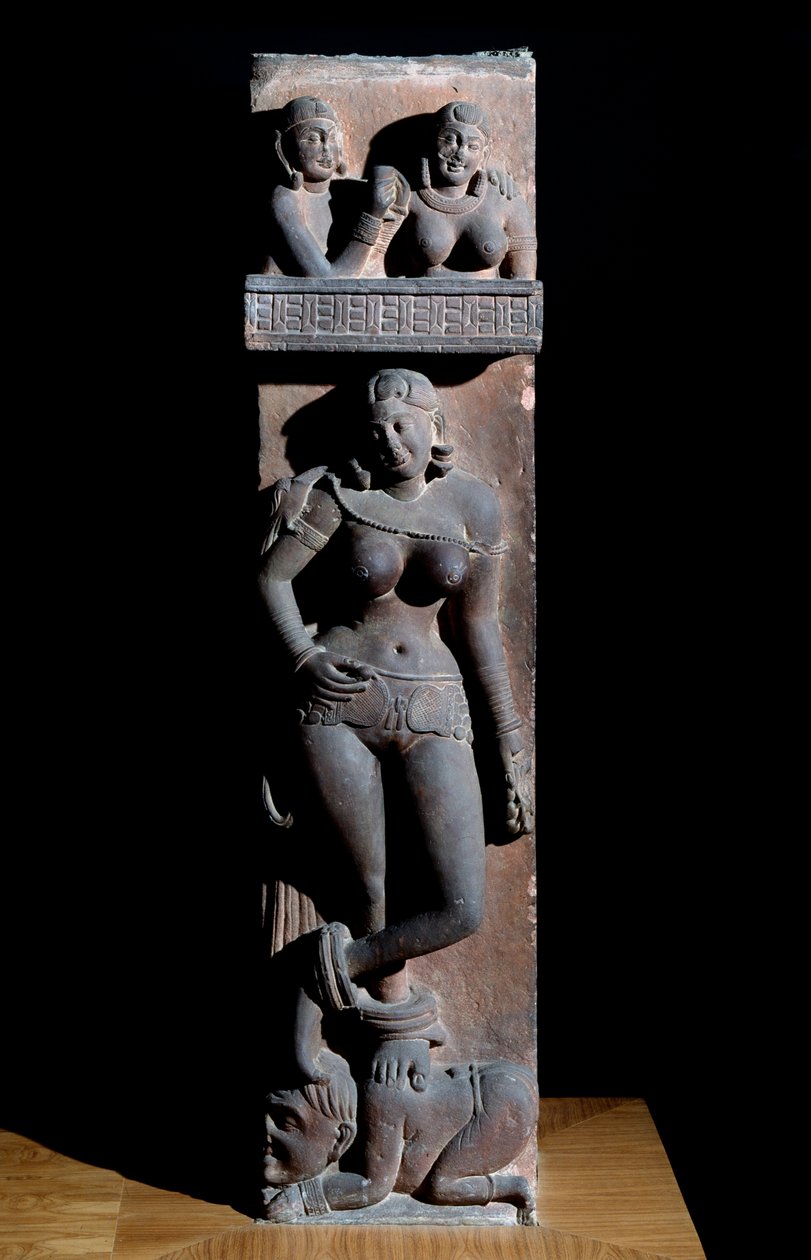 Hinduismus: Darstellung eines Yakshini-Geistes der Natur, mit einem Papagei, sie steht auf einem Zwerg. Skulptur von Mathura, Sandstein, 2. Jahrhundert. Kalkutta, Indian Museum von Indian School