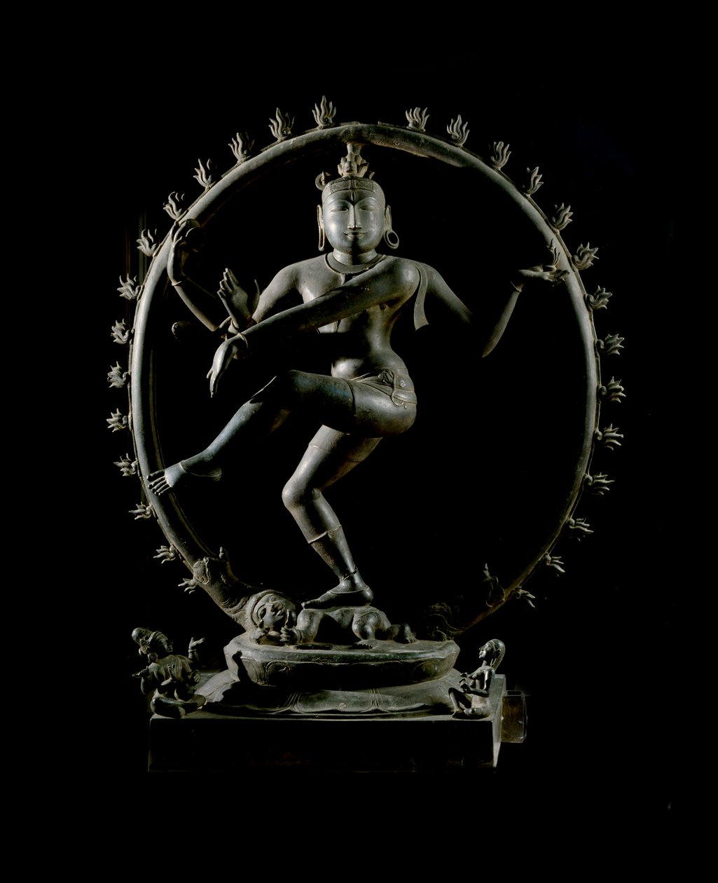 ヒンドゥー教：舞踏の神シヴァ・ナタラージャの表現 (Shiva Nataraja, lord of dance) 青銅製の彫刻 12世紀 インドの博物館、コルカタにある 作： インドの学校