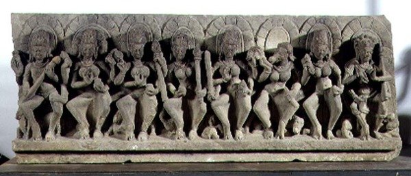 シヴァ神と7人の母神を描いたリンテル、グルジャラ・プラティハラ朝、アラハバード（石材） 作： インドの学校
