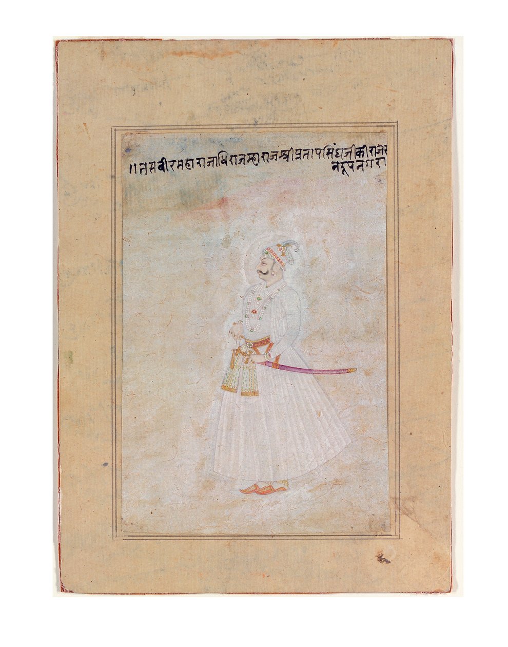 ラージプートの支配者の肖像、立ち、1770年頃（紙に不透明なトイレと金色） 作： インドの学校