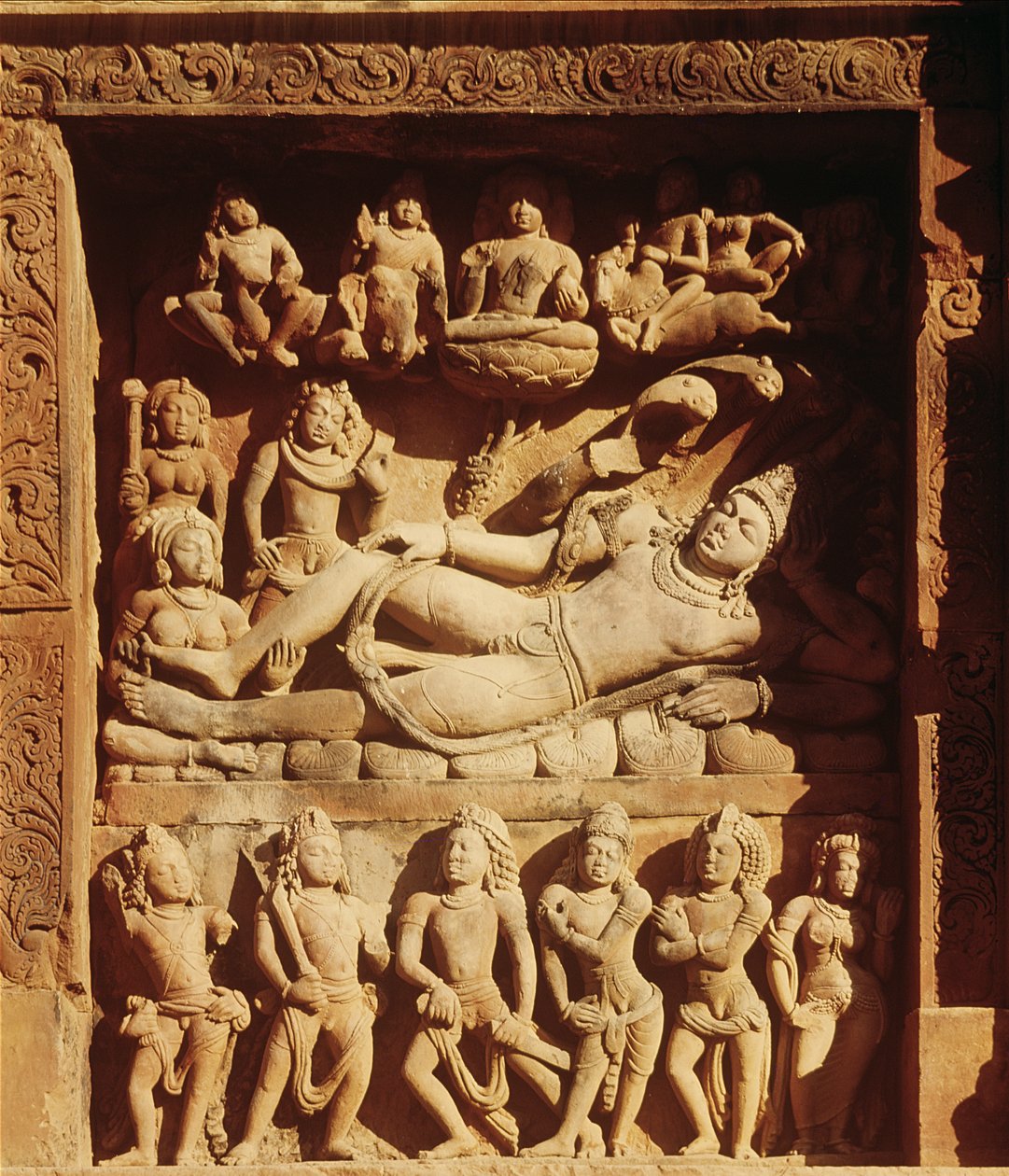 ヴィシュヌ神殿から、ビシュヌが蛇のセシャに横たわる浮世絵、紀元500年頃 作： インドの学校