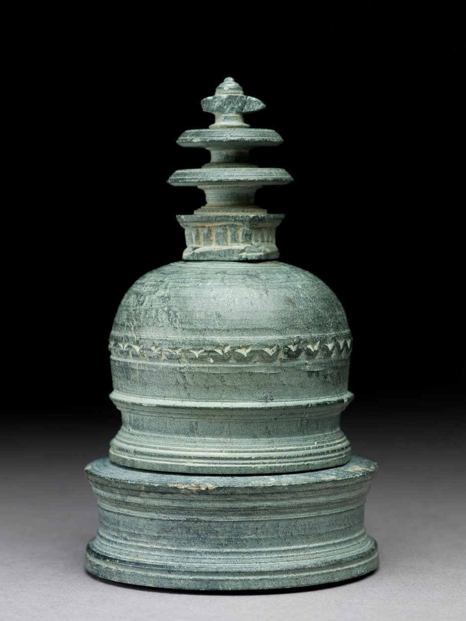 仏舎利塔（緑色片岩）の形の聖遺物箱 作： インドの学校