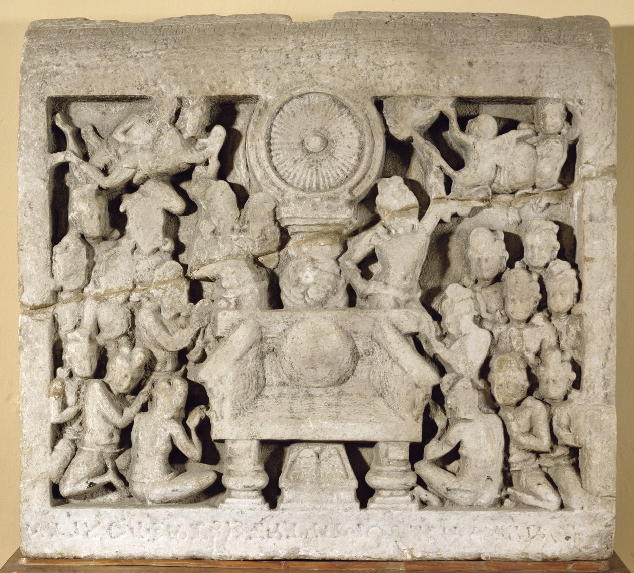 仏教シンボルの崇拝、Amaravati（石灰岩） 作： インドの学校