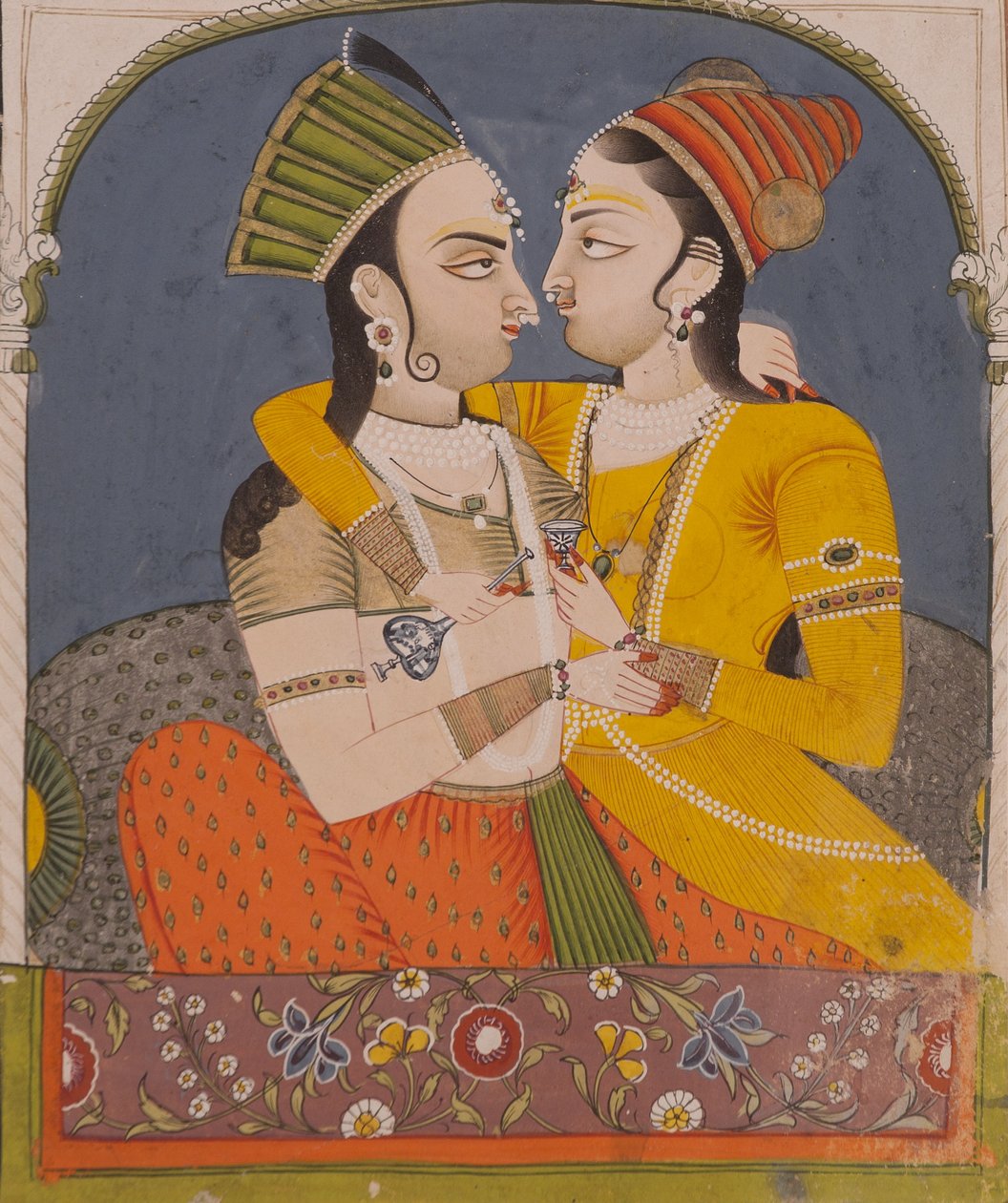 恋人たちがアルコーブで抱きしめるドリンクを共有する2人の女王、c.1780（紙に不透明なトイレと金） 作： インドの学校