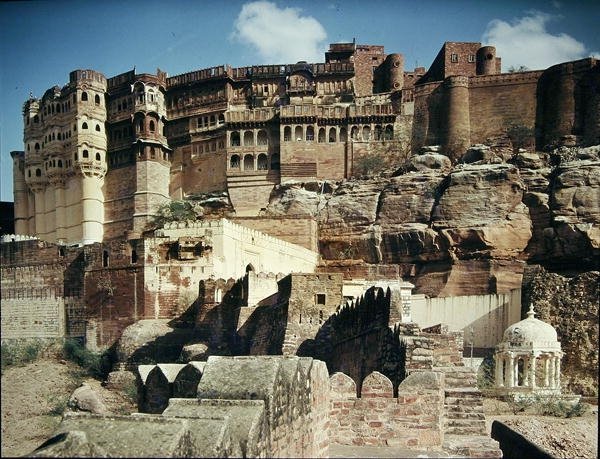 1459年に建てられたメヘラーンガル砦の眺め 作： インドの学校