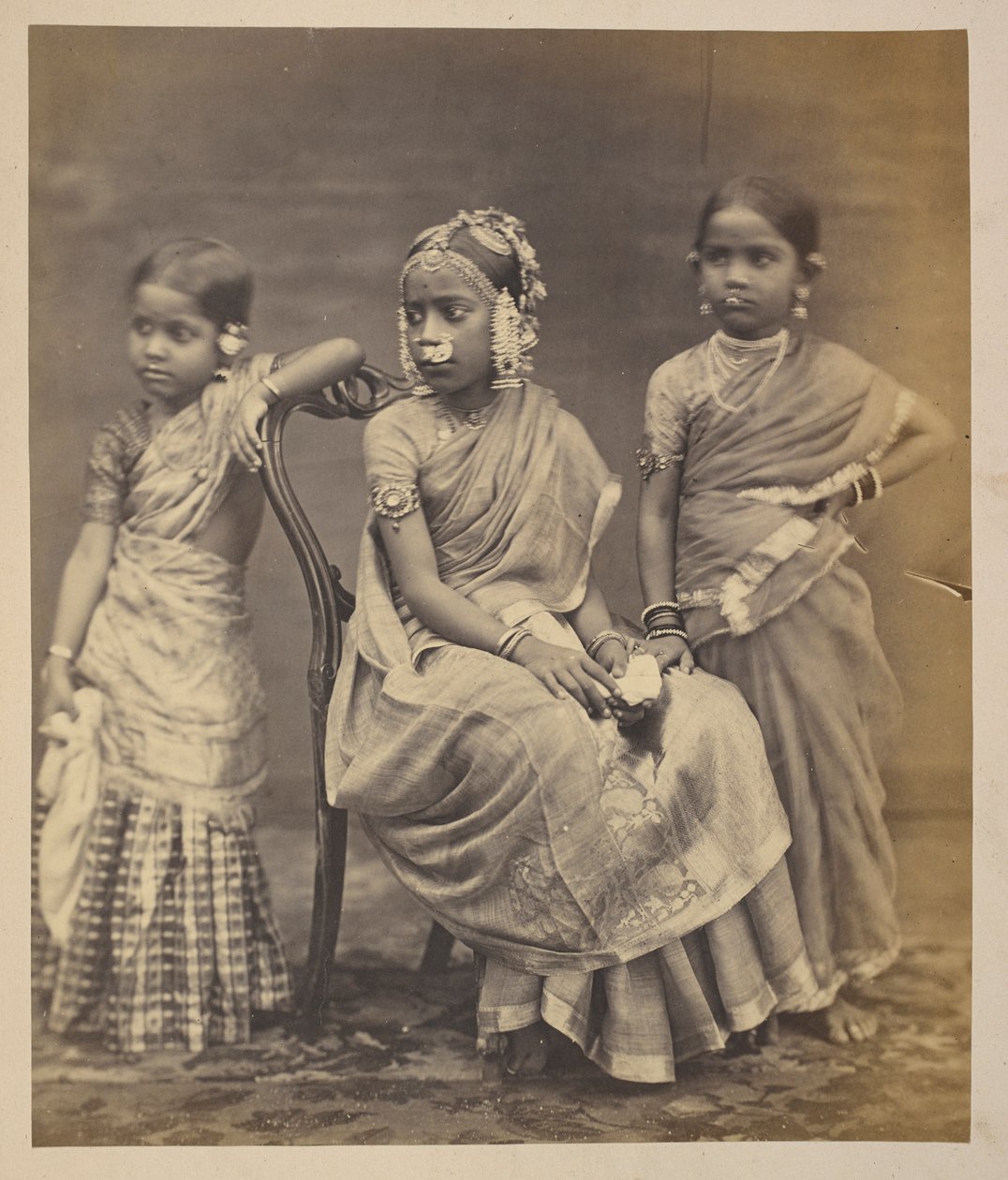 マドラスの子供たちのグループ、ジュエリーの着用方法を示す、1870年頃（セピア写真） 作： インドの写真家