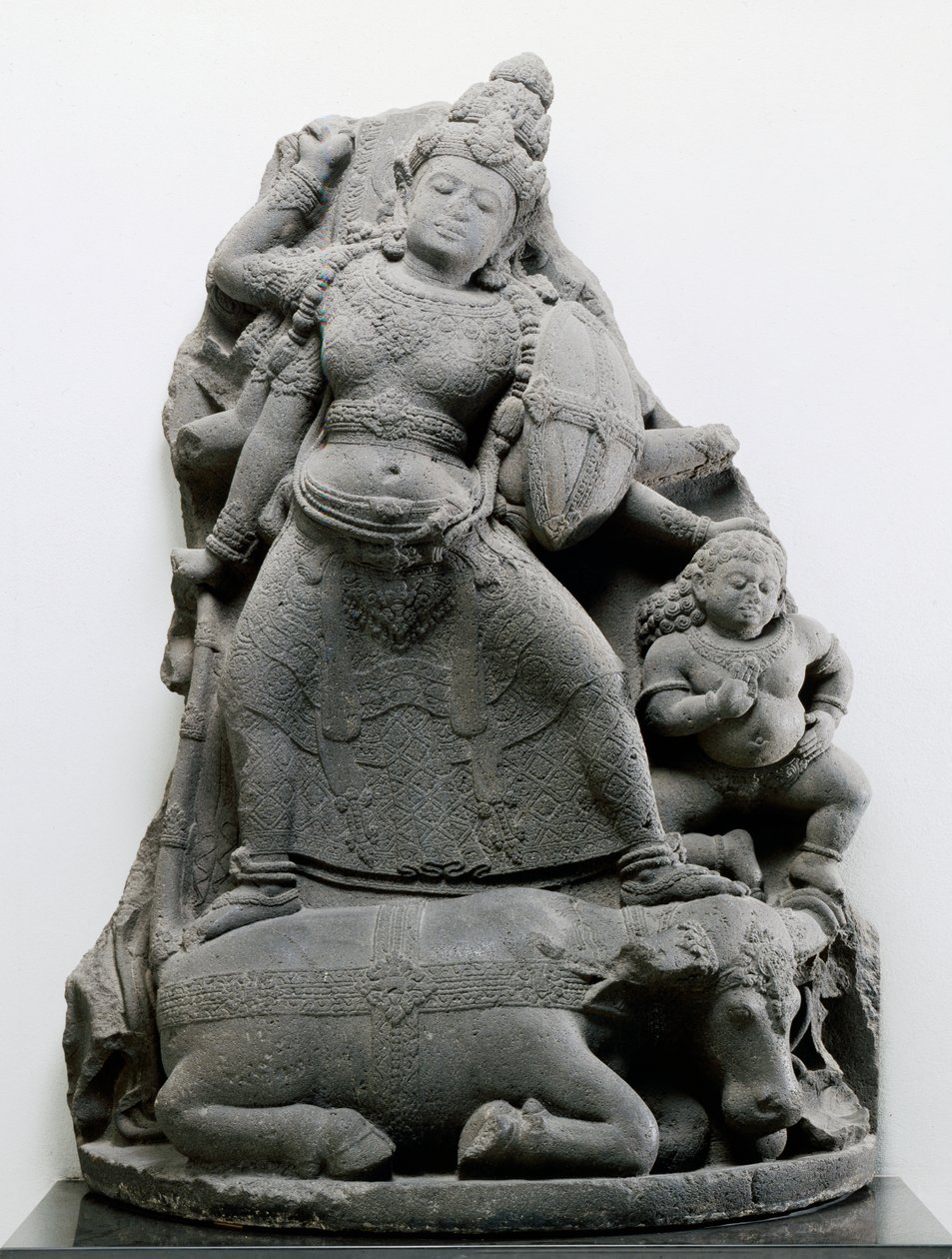ドゥルガを殺したマヒサ、1300年頃（火山石） 作： インドネシア語学校