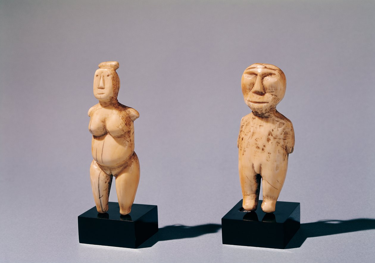 ベーリング海峡からの男性と女性の2つの像 作： イヌイット学校