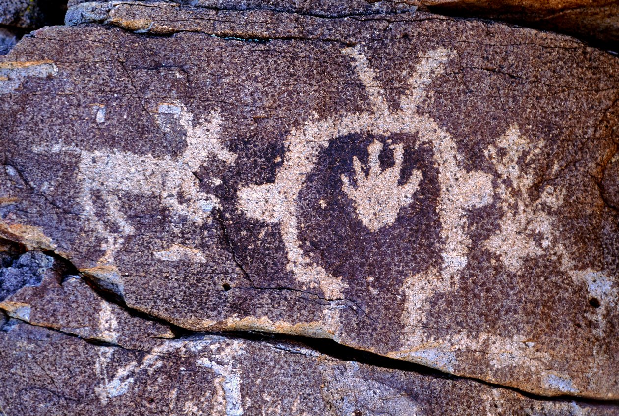 ニューメキシコのアナサジ族のペトログリフ（岩絵）彫刻。 作： アイラブロック
