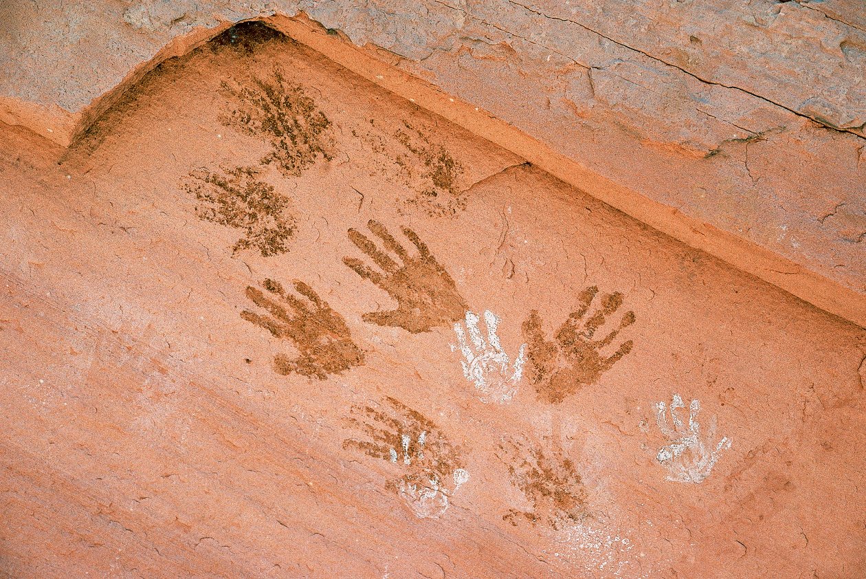 ユタ州グランド・ガルチで発見された古代の岩絵、アナサジの手形。 作： アイラブロック
