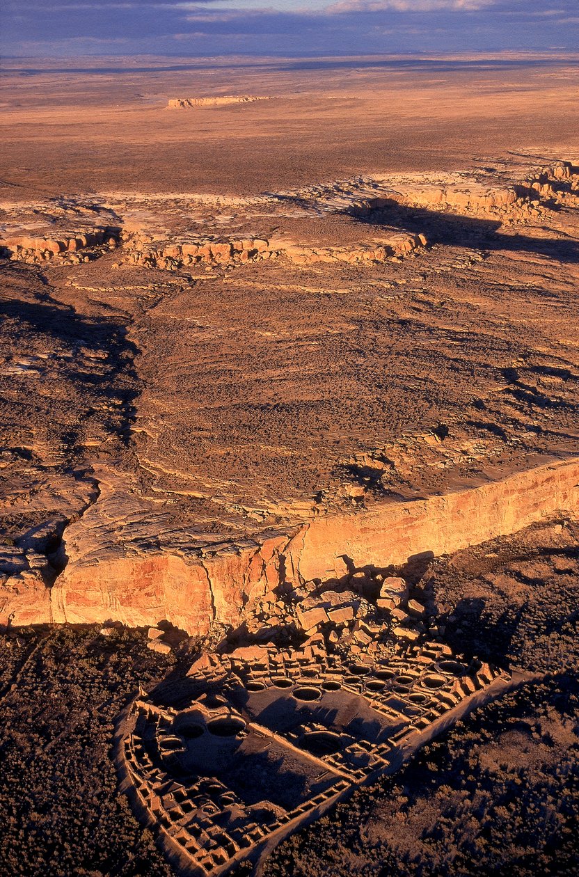 ニューメキシコ北西部の人里離れた砂漠の奥深くに、広大な遺跡がある。 作： アイラブロック