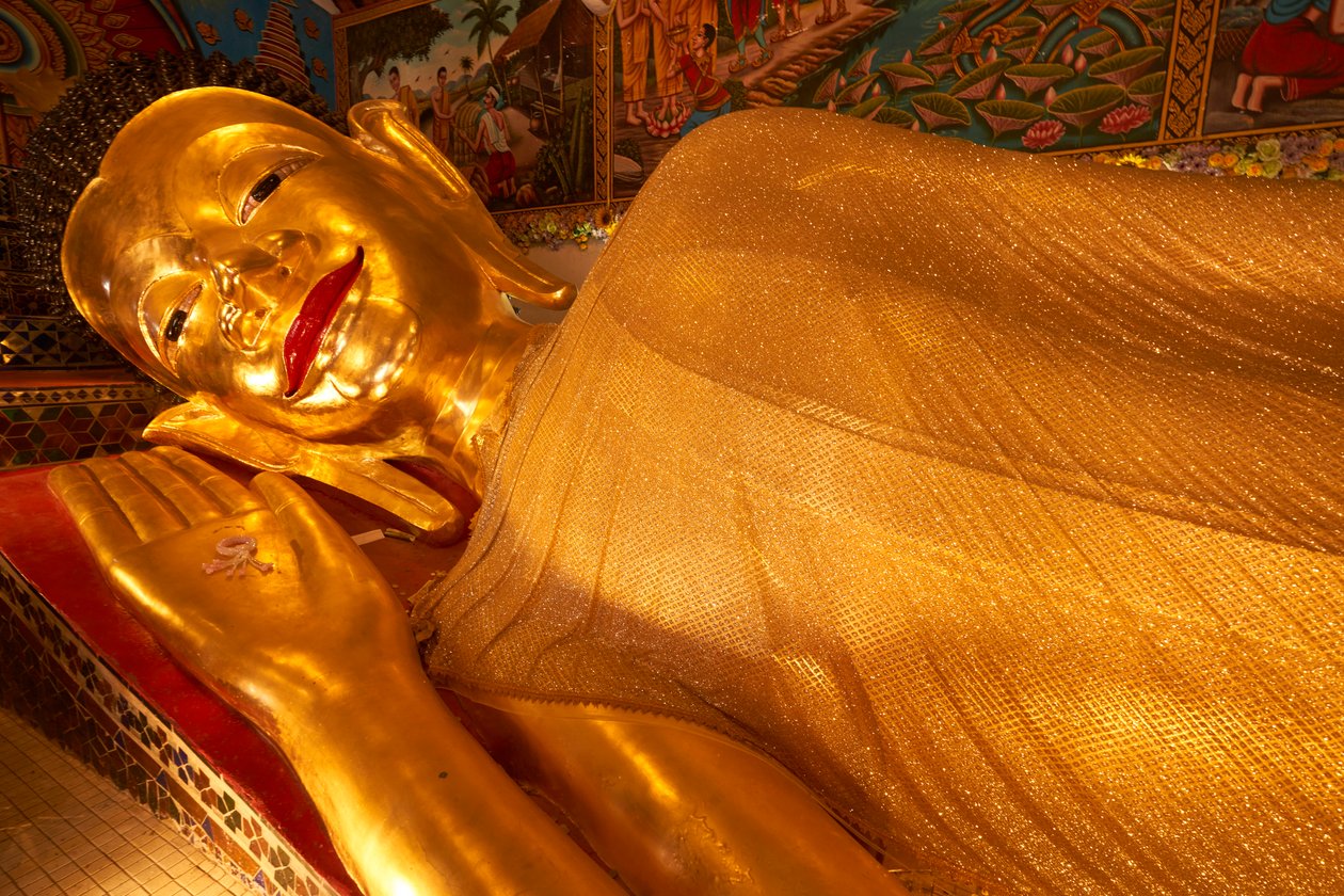ワット・プラ・パン（プラ・ノン・メー・プカ）の涅槃仏像（2019年、タイ・チェンマイ）（写真 作： アイラブロック