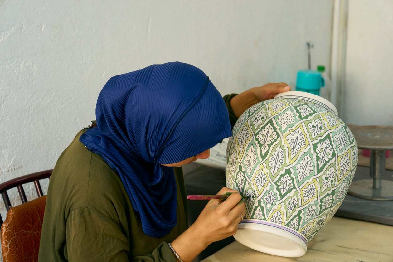 2022年、モロッコ、フェズの陶磁器工場で働く女性（写真）。 作： アイラブロック