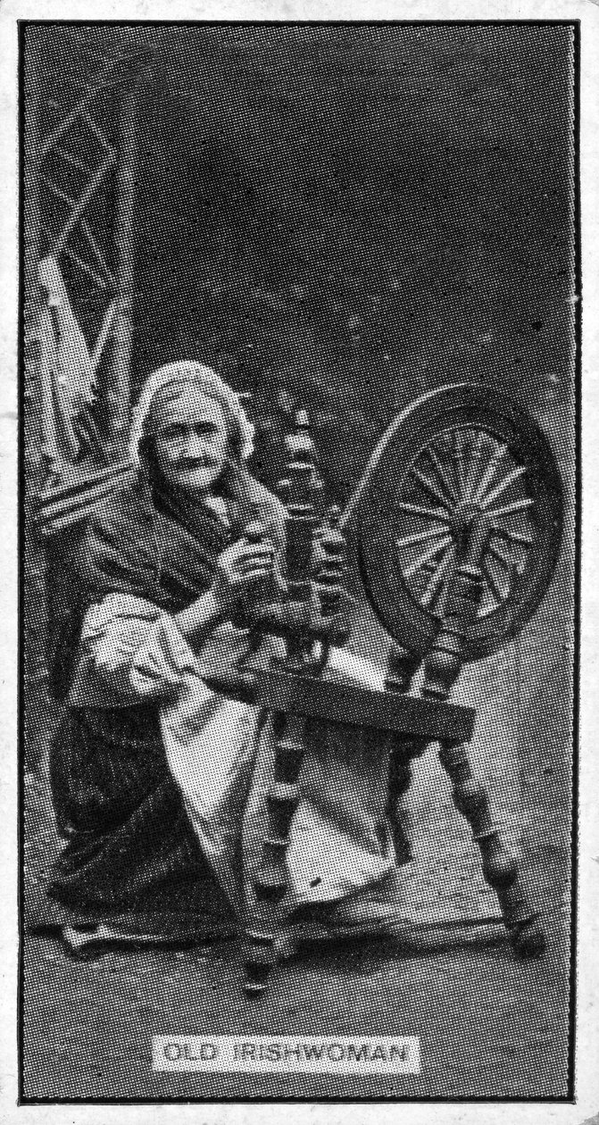 19世紀後半の写真からの彼女の糸車での高齢のアイルランドの女性 作： アイルランドの写真家