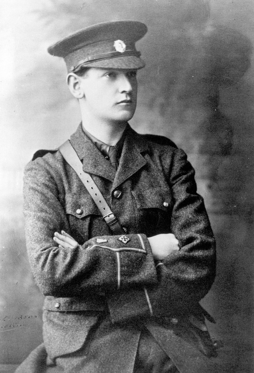 1916年頃、アイルランド共和軍の制服を着たマイケルコリンズ（1890〜1922年） 作： アイルランドの写真家