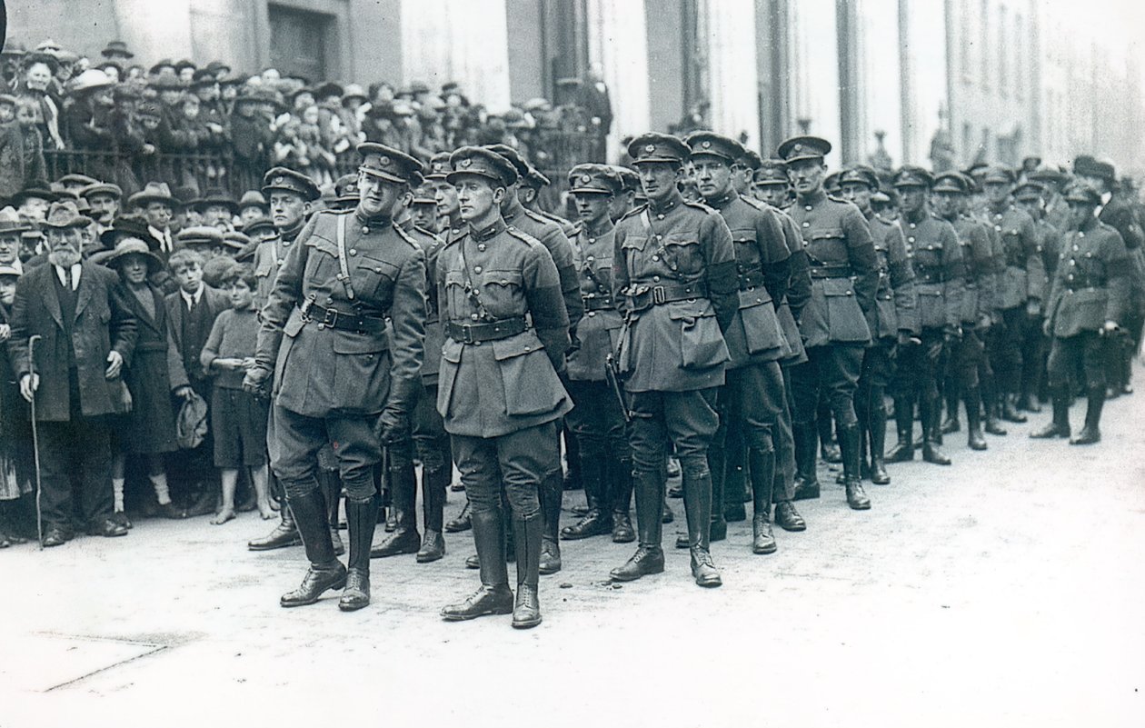マイケルコリンズ（1890〜1922年）（左）、1922年8月、アーサーグリフィスの葬式でアイルランド自由国軍の長 作： アイルランドの写真家