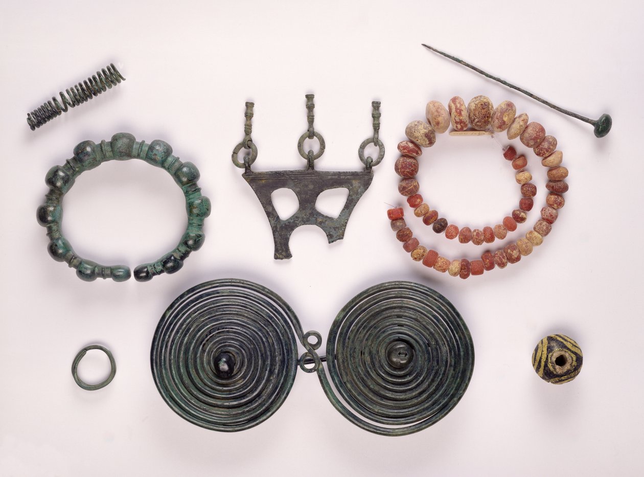 ケルトのハルシュタットの女性の墓で発見されたジュエリー 作： 鉄器時代