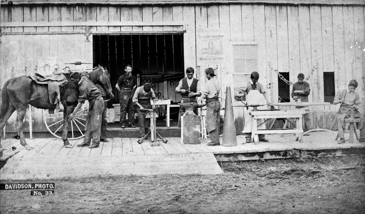 オレゴン州フォレストグローブのインディアントレーニングスクール：鍛冶屋、1882年（bw写真） 作： アイザック・グランディ・デイビッドソン