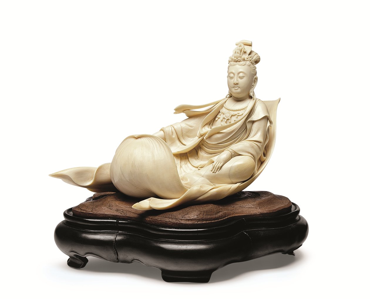 Norsunluun kaiverrus Lootuksenlehdellä kelluvasta Kannonista, Meiji-kausi, 1800-luvun loppu (norsunluu puujalustalla) 作： 石川孔明
