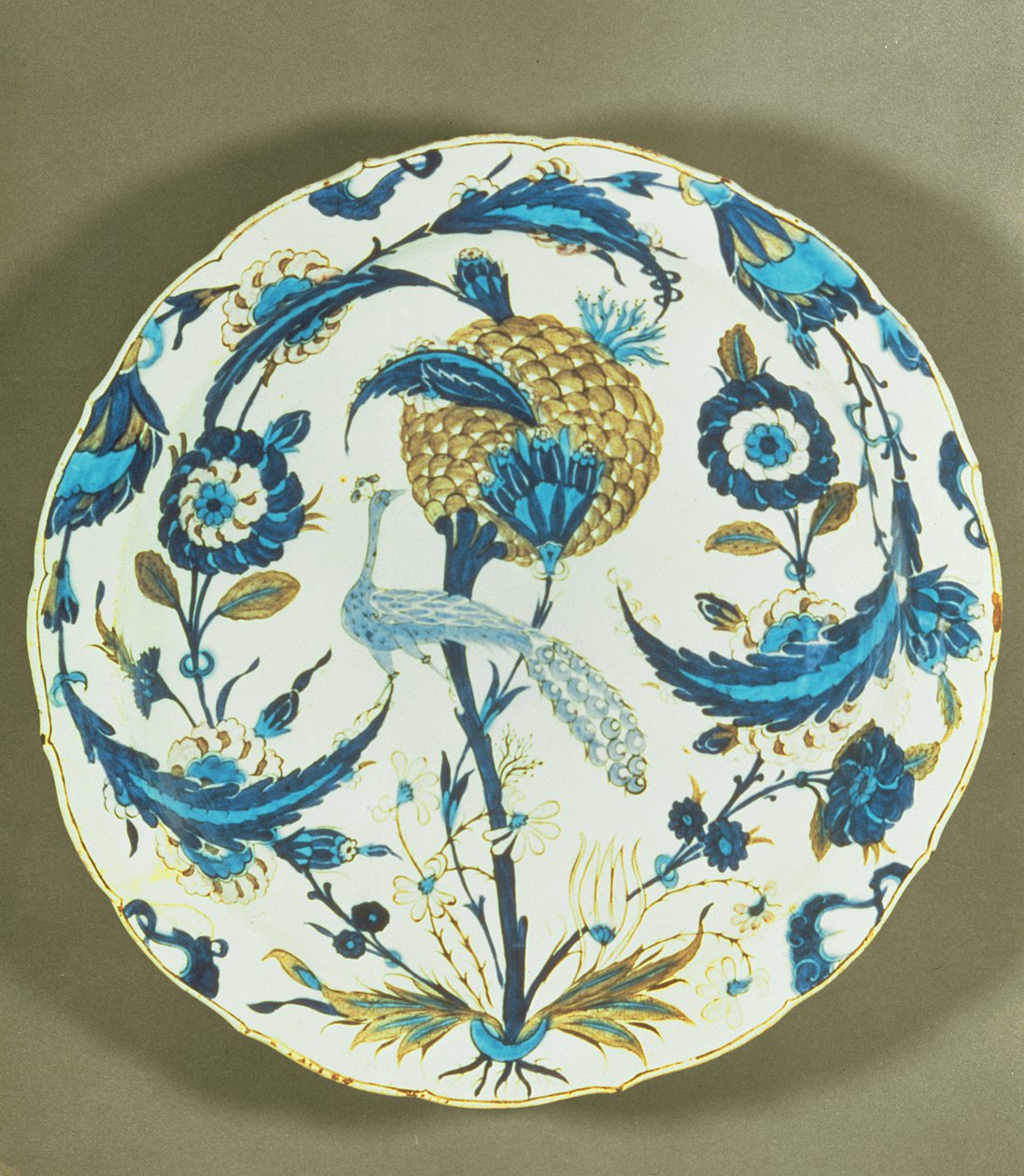 花に囲まれた孔雀で描かれたイズニック料理、トルコ、c.1550-55（多色下釉フリットウェア） 作： イスラム学校