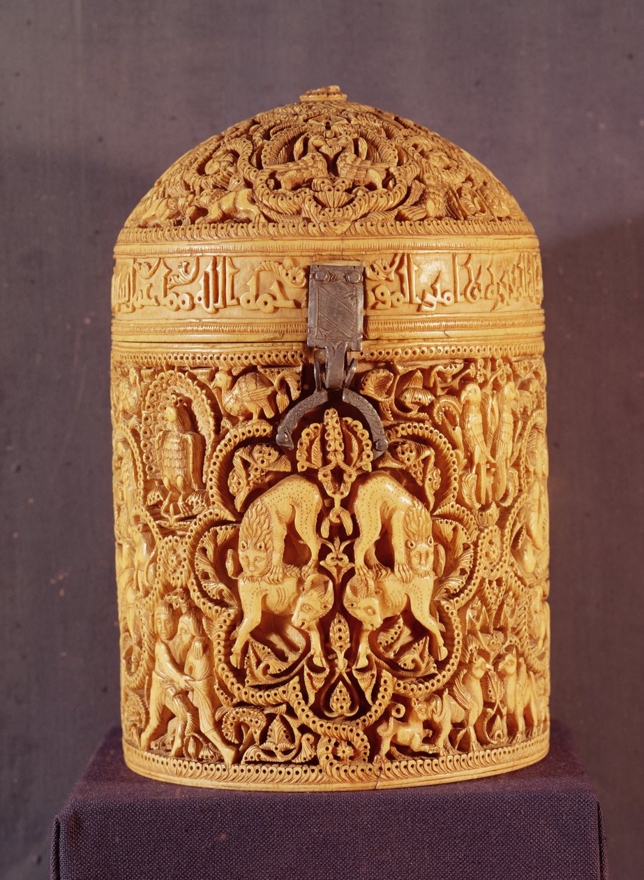 宮廷生活の楽しさを描いたレリーフ付きのPyx、西暦968年、コルドバ出身のウマイヤ朝時代のカリフアブドアルラーマン3世の息子であるアルムギラの名前が刻まれています（101673も参照） 作： イスラム学校