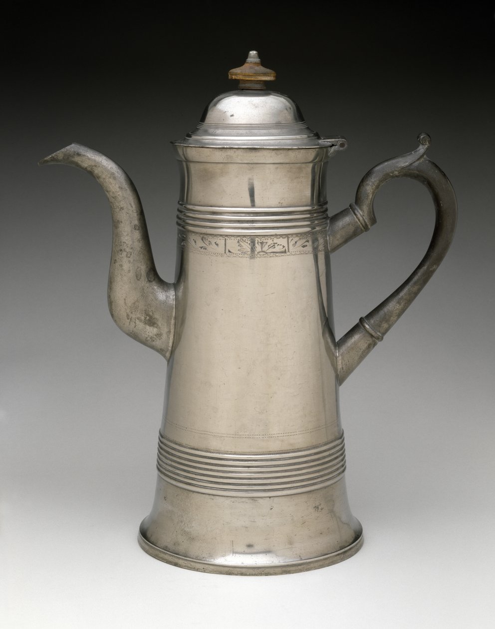 コーヒーポット、c。 1820〜1840（ピューター、木材） 作： イスラエルトラスク