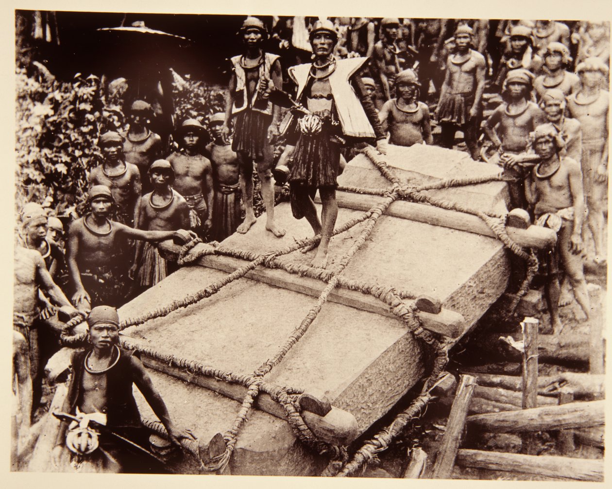 巨石を運ぶニアス人、1920年頃 作： イタリアの写真家