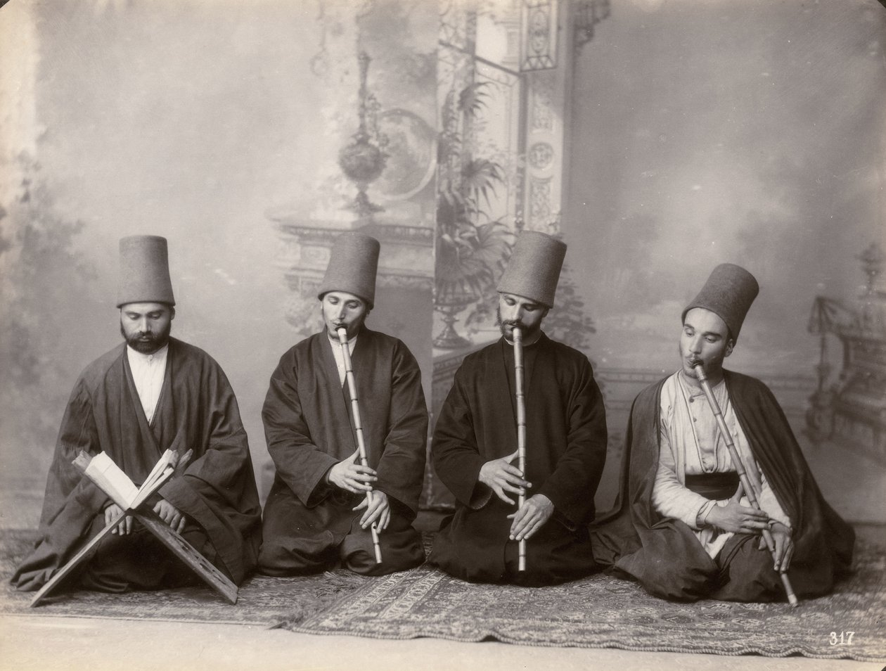 3人のダーヴィッシュのミュージシャンと歌手、トルコ、1890年頃 作： イタリアの写真家