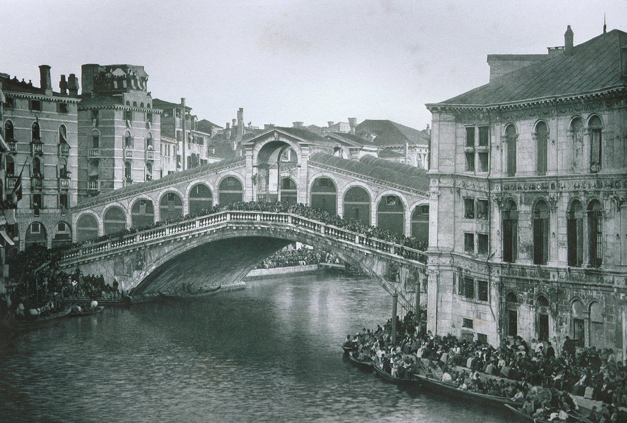リアルト橋の眺め 作： イタリアの写真家