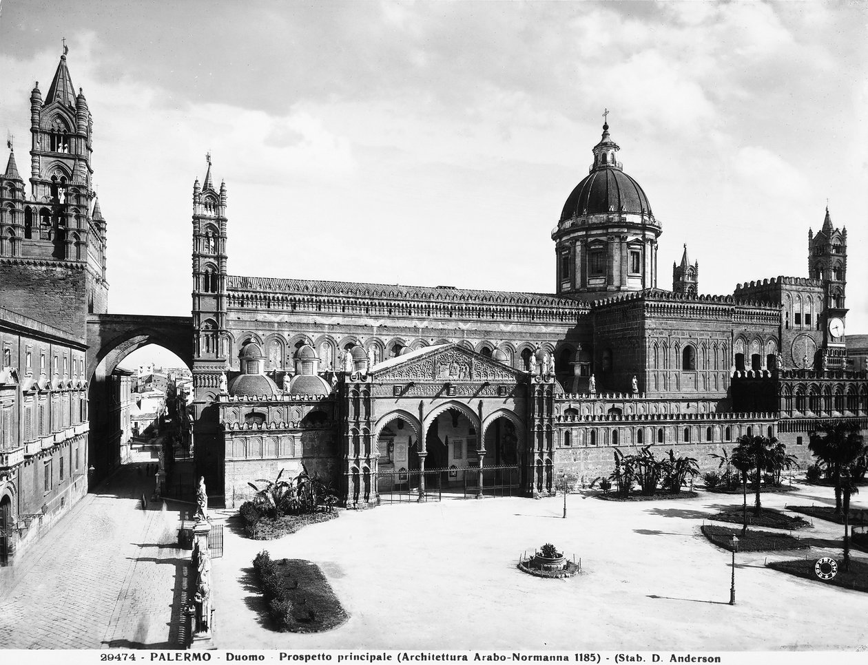 シチリア島パレルモ大聖堂の右側の眺め、1929年頃 作： イタリアの写真家