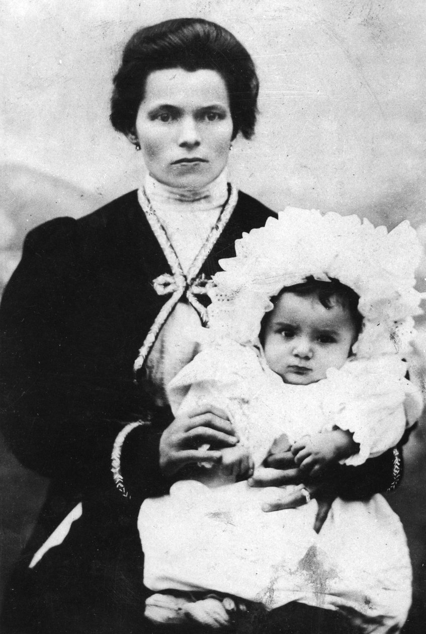 母ローザ・マルトーニと幼少期のベニート・ムッソリーニ - 1884年 - 母ローザ・マルトーニの腕の中にいるベニート・ムッソリーニ（1883-1945年）。 作： イタリアの写真家